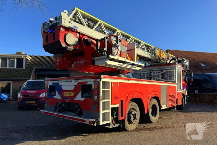 Brandweer blust brand in afzuiging