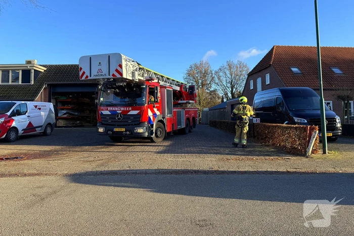 Brandweer blust brand in afzuiging