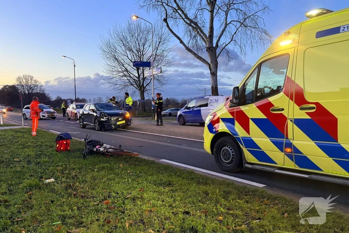 Fietsster zwaargewond bij botsing met auto