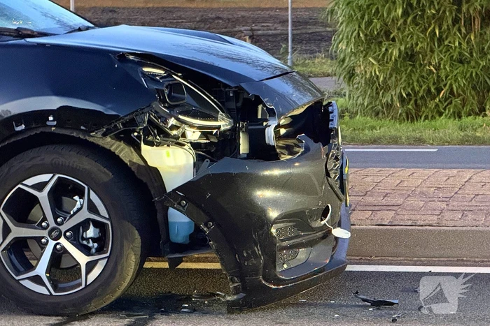 Fietsster zwaargewond bij botsing met auto