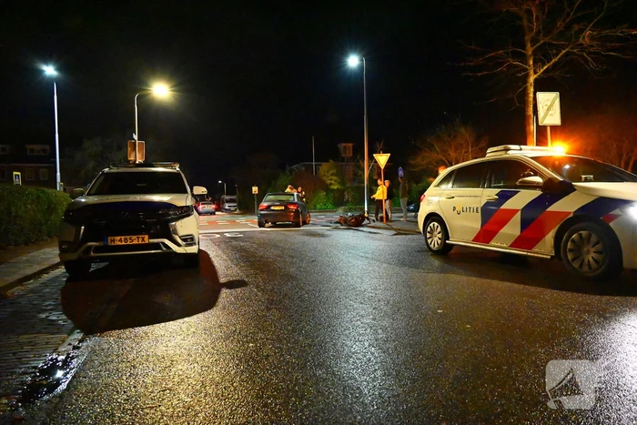 Scooterrijder en automobilist met elkaar in botsing
