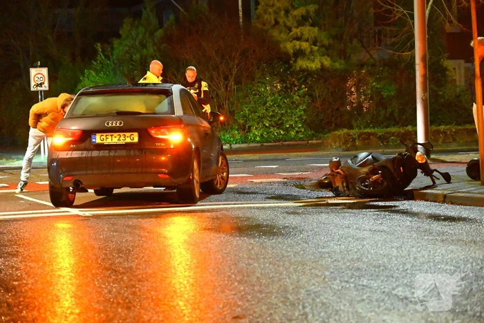 Scooterrijder en automobilist met elkaar in botsing