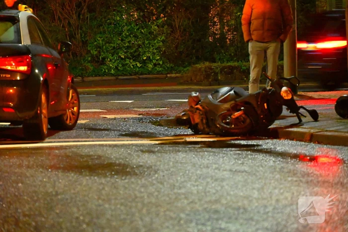 Scooterrijder en automobilist met elkaar in botsing