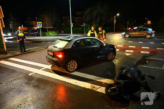Scooterrijder en automobilist met elkaar in botsing