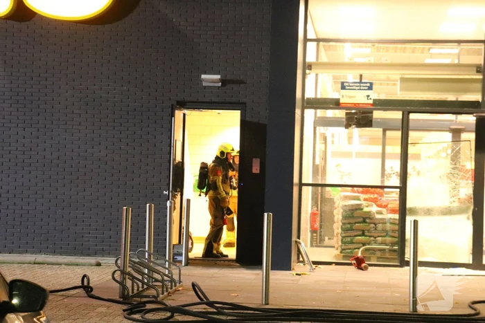 Brandweer ramt deur van bouwmarkt open wegens rookontwikkeling