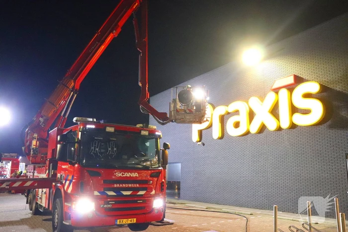 Brandweer ramt deur van bouwmarkt open wegens rookontwikkeling