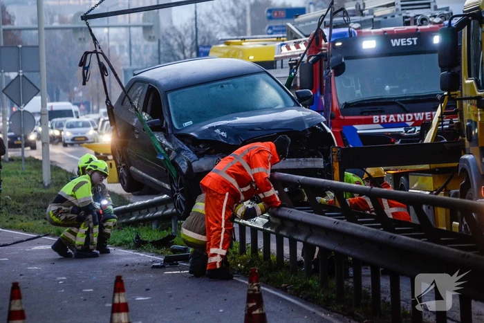 Flinke schade nadat auto op vangrail botst
