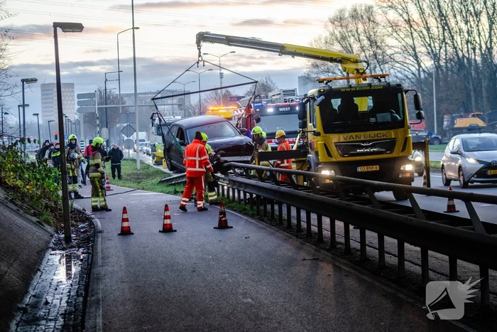 Flinke schade nadat auto op vangrail botst