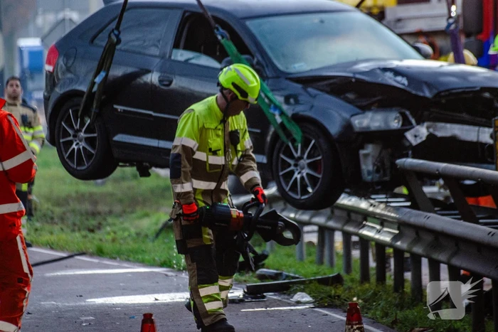 Flinke schade nadat auto op vangrail botst