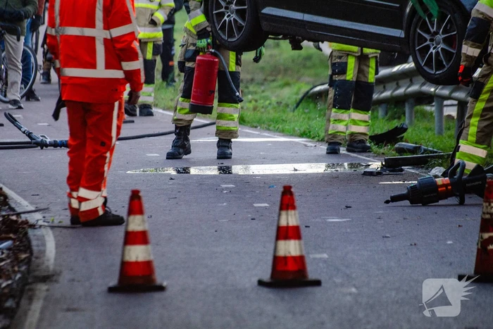 Flinke schade nadat auto op vangrail botst