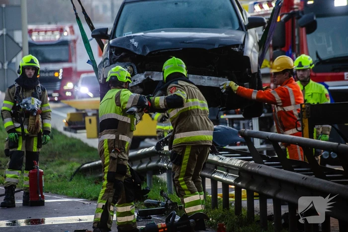 Flinke schade nadat auto op vangrail botst