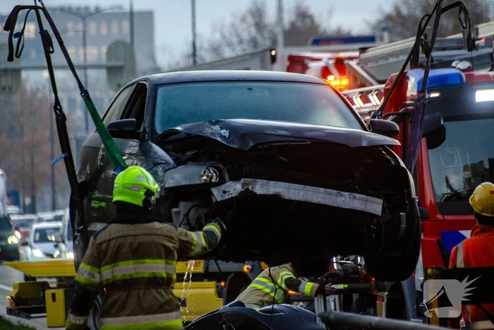 Flinke schade nadat auto op vangrail botst