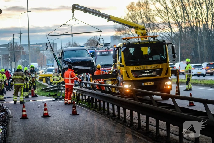 Flinke schade nadat auto op vangrail botst