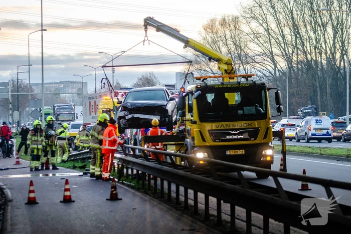 Flinke schade nadat auto op vangrail botst