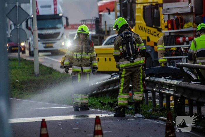Flinke schade nadat auto op vangrail botst