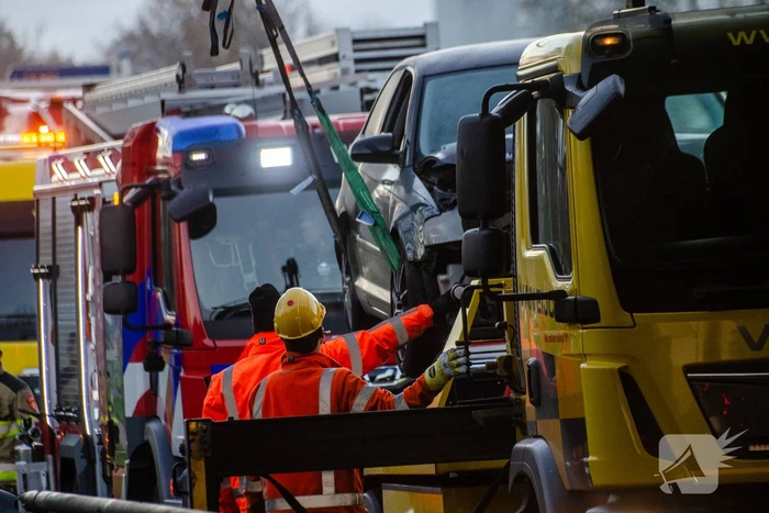 Flinke schade nadat auto op vangrail botst