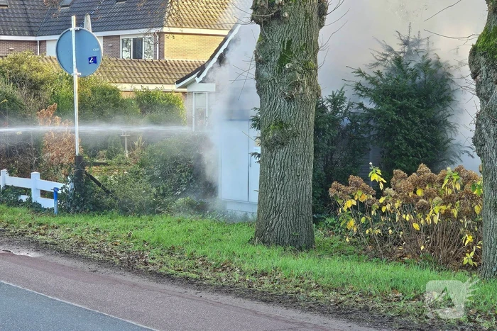 Brandweer blust brand in elektriciteitskast