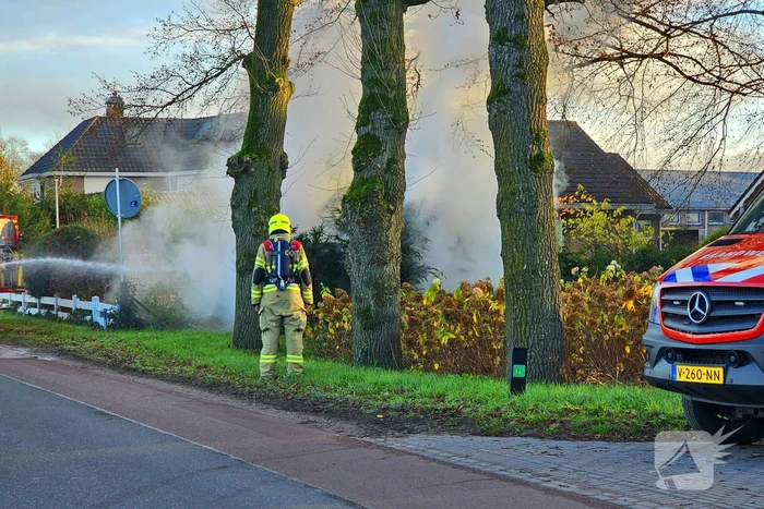 Brandweer blust brand in elektriciteitskast