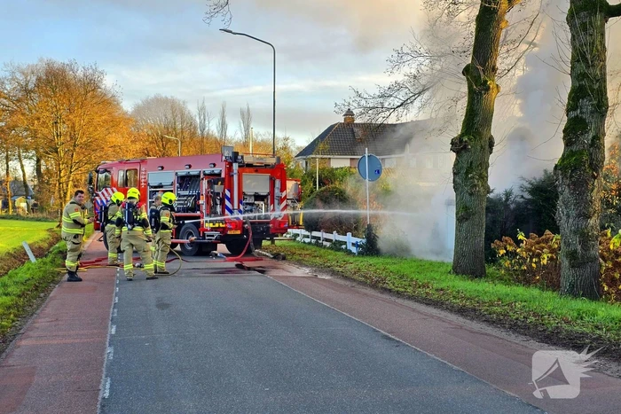 Brandweer blust brand in elektriciteitskast
