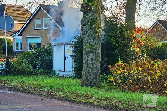 Brandweer blust brand in elektriciteitskast