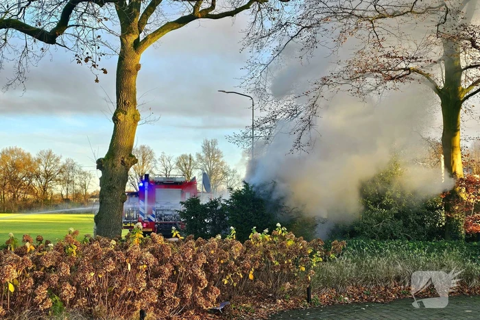 Brandweer blust brand in elektriciteitskast