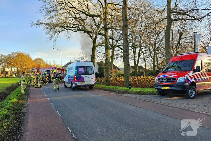 Brandweer blust brand in elektriciteitskast
