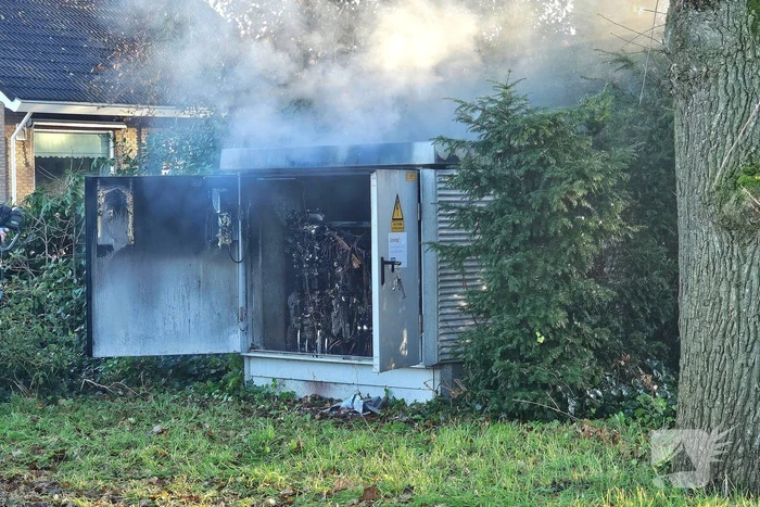 Brandweer blust brand in elektriciteitskast