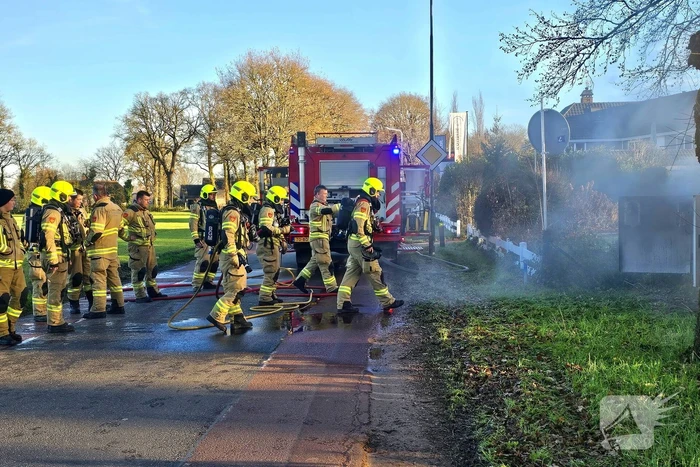 Brandweer blust brand in elektriciteitskast