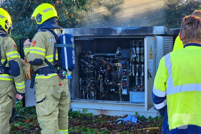 Brandweer blust brand in elektriciteitskast
