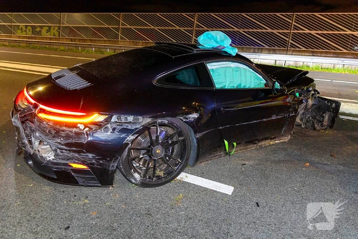 Peperdure bolide met prijskaart van 220 000 crasht