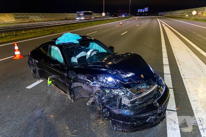Peperdure bolide met prijskaart van 220 000 crasht
