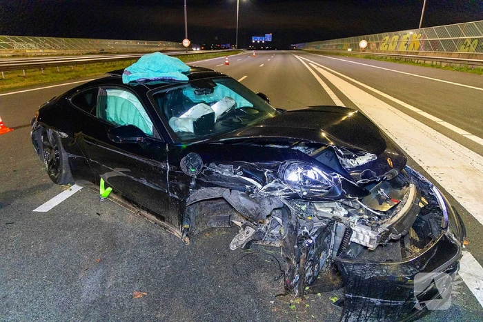 Peperdure bolide met prijskaart van 220 000 crasht