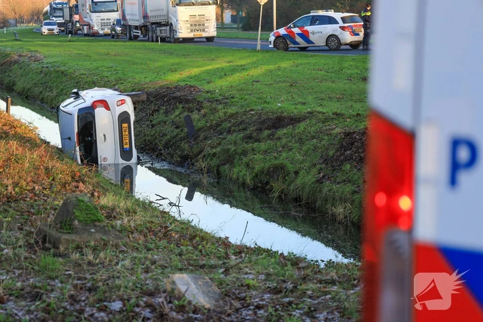 Auto belandt in sloot na botsing