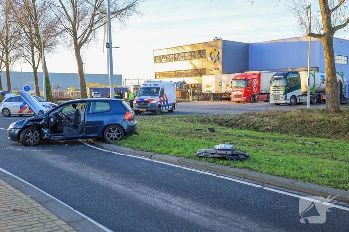 Auto belandt in sloot na botsing