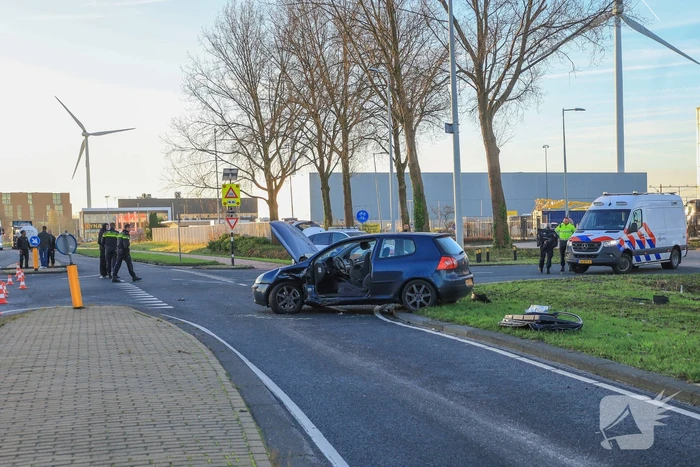 Auto belandt in sloot na botsing