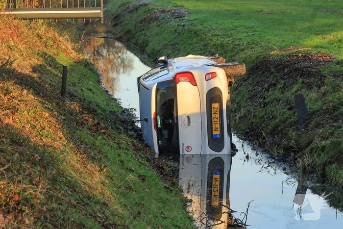 Auto belandt in sloot na botsing