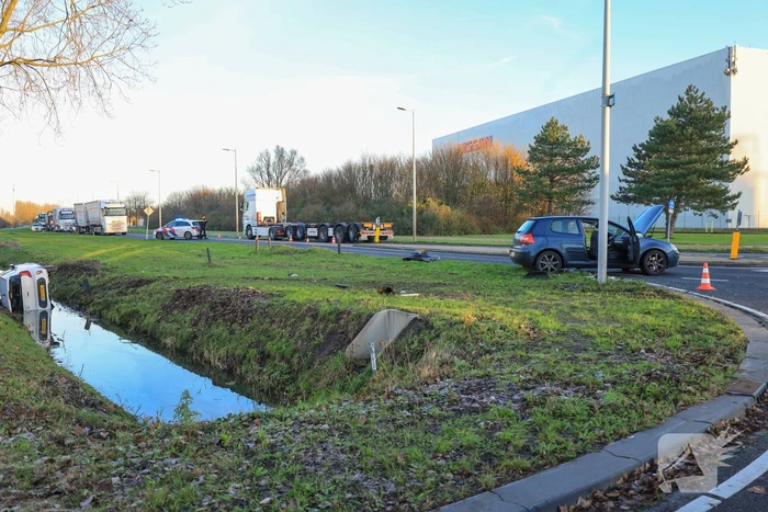Auto belandt in sloot na botsing