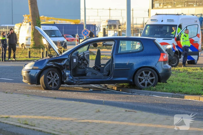 Auto belandt in sloot na botsing