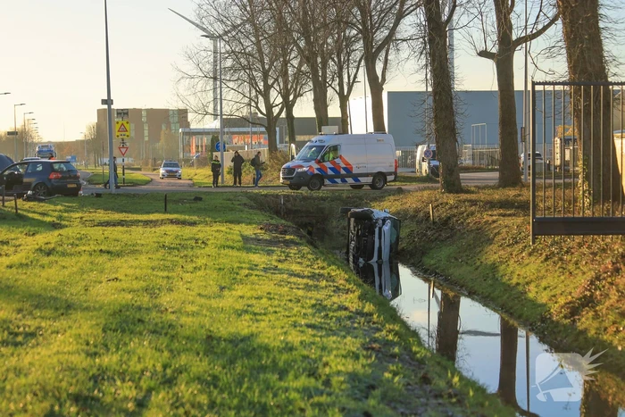 Auto belandt in sloot na botsing