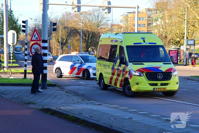Fietser belandt op voorruit van auto