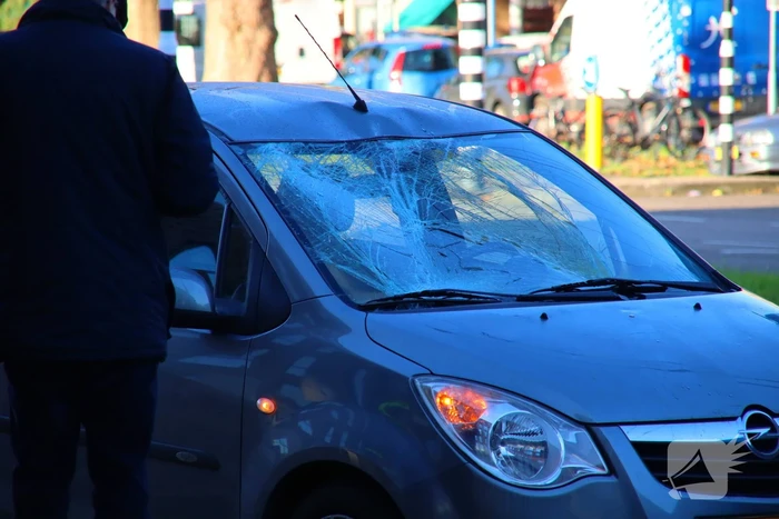 Fietser belandt op voorruit van auto
