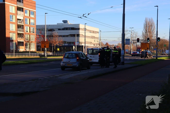 Fietser belandt op voorruit van auto