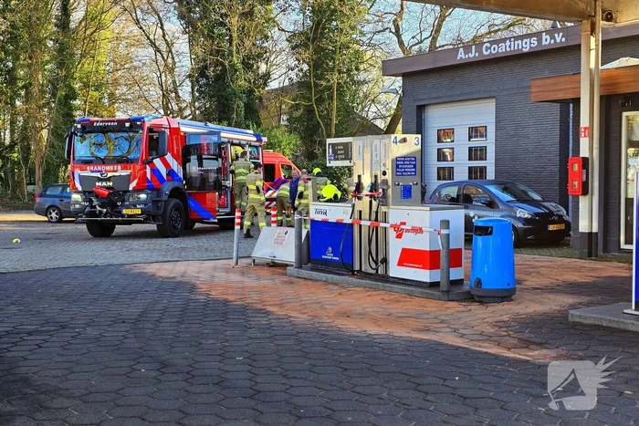 Personenauto rijdt weg met tankslang nog in auto