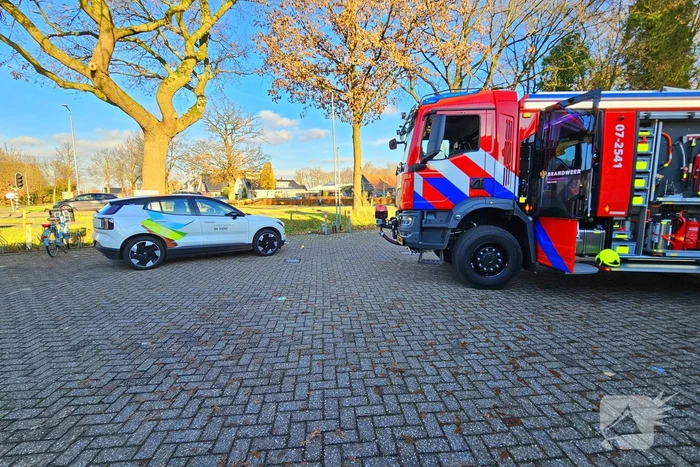 Personenauto rijdt weg met tankslang nog in auto