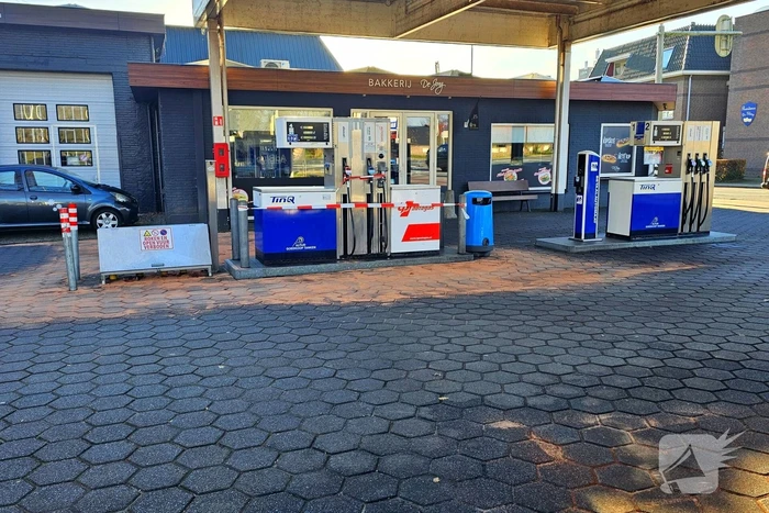 Personenauto rijdt weg met tankslang nog in auto