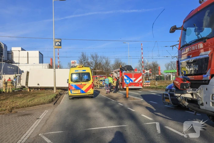 Vrachtwagen gekanteld bij aanrijding met personenauto