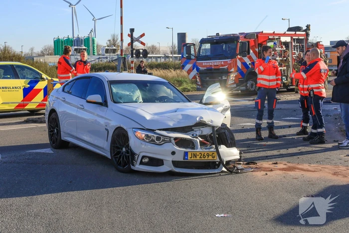 Vrachtwagen gekanteld bij aanrijding met personenauto
