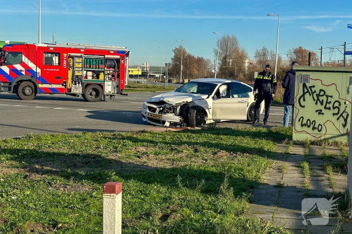 Vrachtwagen gekanteld bij aanrijding met personenauto