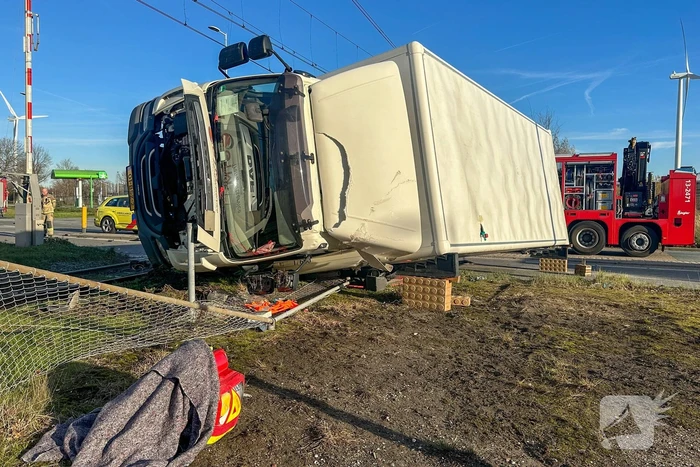 Vrachtwagen gekanteld bij aanrijding met personenauto