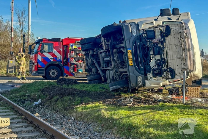 Vrachtwagen gekanteld bij aanrijding met personenauto